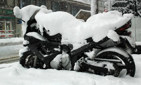 Μοτοσικλέτα από το χειμώνα Εικόνα Αρχείου