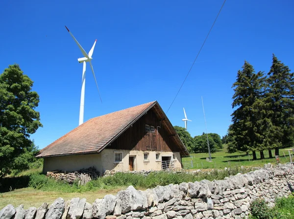 Dům a větrné turbíny — Stock fotografie