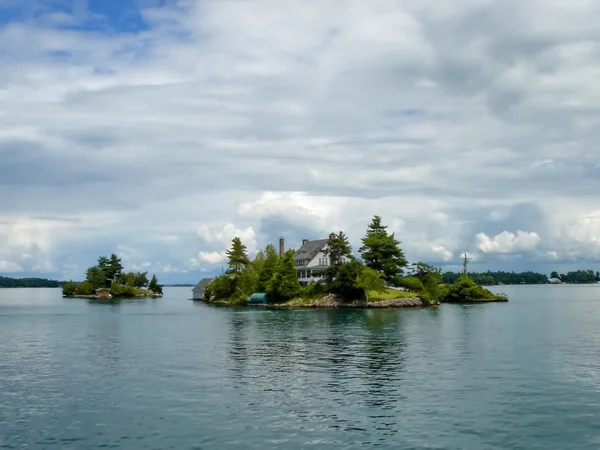 Остров с домом на озере Онтарио, Канада — стоковое фото