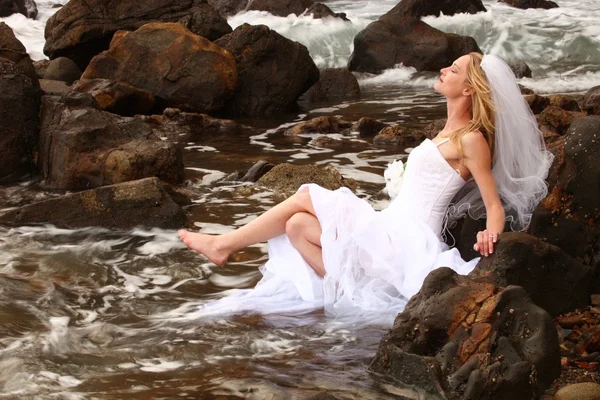 Bella bionda sposa lungo il oceano — Foto Stock