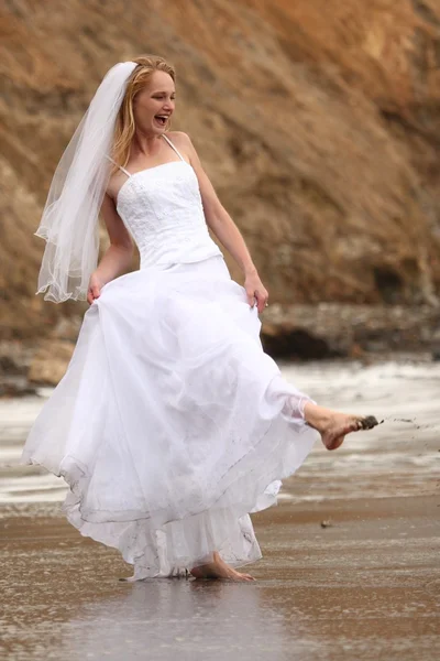 Noiva loira bonita ao longo do oceano — Fotografia de Stock