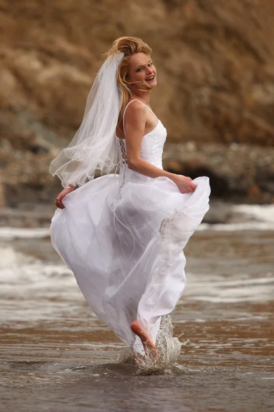 Noiva loira bonita ao longo do oceano — Fotografia de Stock