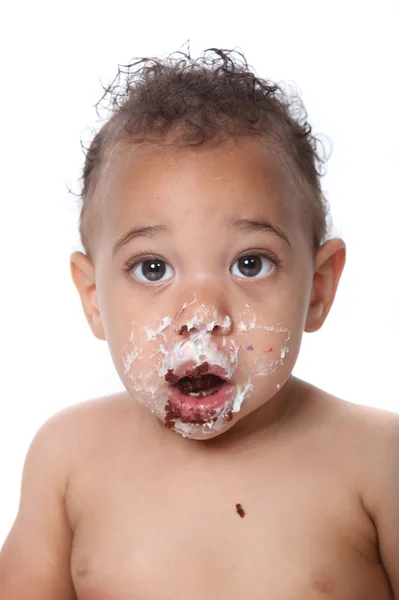 Dolce bambino ragazzo mangiare torta di compleanno — Foto Stock