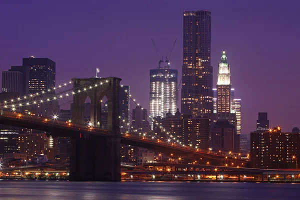 Brooklyn Bridge e Manhattan Skyline di notte NYC — Foto Stock