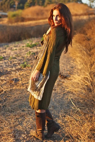 Mode modell poserar utomhus vid solnedgången — Stockfoto