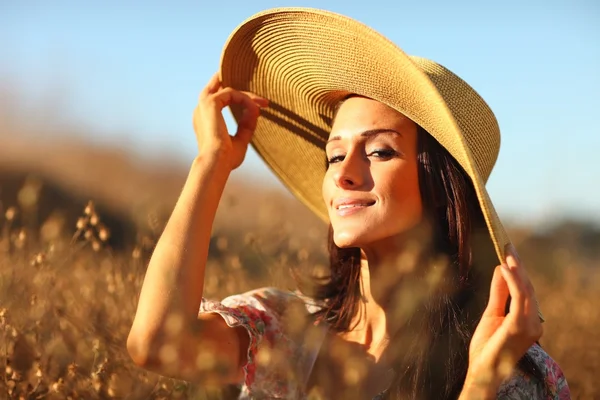 Młoda kobieta piękne pola w okresie letnim — Zdjęcie stockowe
