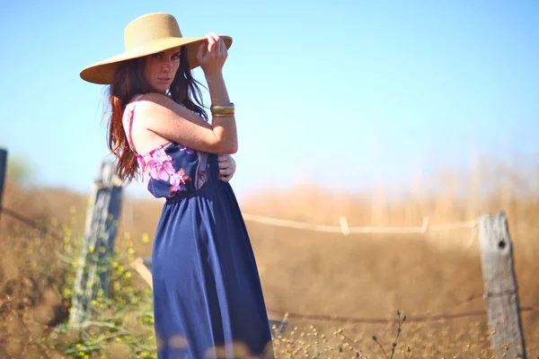 Молодая красивая женщина на поле в летнее время — стоковое фото