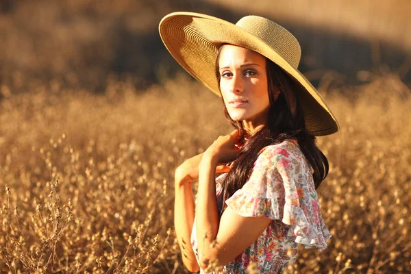 Mladá krásná žena na hřišti v letním období — Stock fotografie