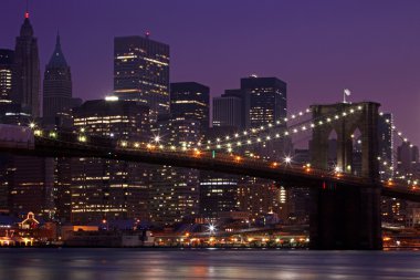 Brooklyn Köprüsü'ne ve manhattan skyline gece nyc