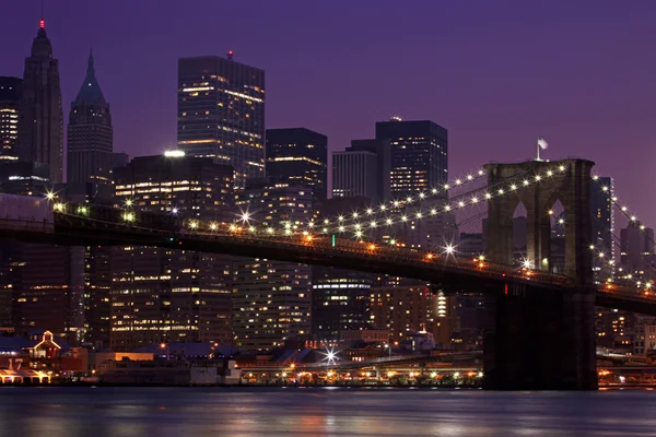 Brooklyn Bridge y Manhattan Skyline por la noche NYC — Foto de Stock