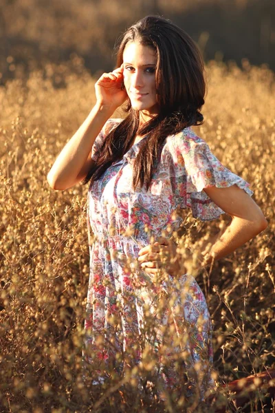 Hermosa mujer en un campo en verano —  Fotos de Stock