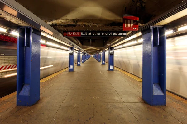 뉴욕시 지하철에 긴 노출 — 스톡 사진