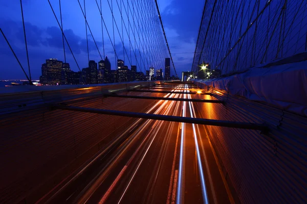 Brooklyn bridge i manhattan skyline w nocy nyc — Zdjęcie stockowe