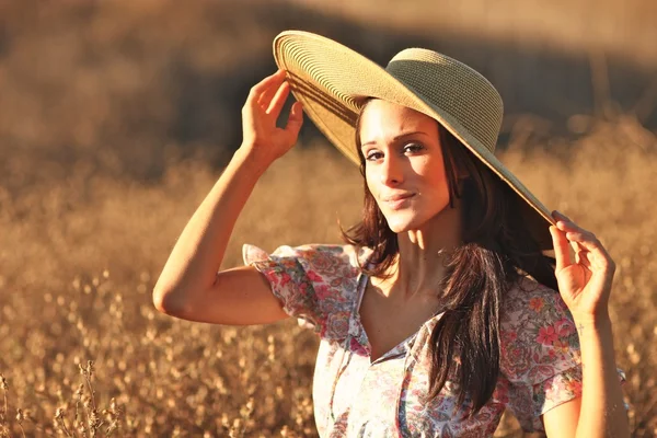 Giovane bella donna su un campo in estate — Foto Stock