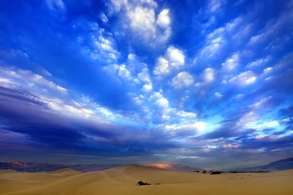 Belles formations de dunes de sable dans la vallée de la mort en Californie — Photo
