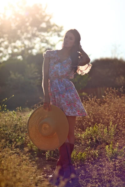 Hermosa mujer en un campo en verano —  Fotos de Stock
