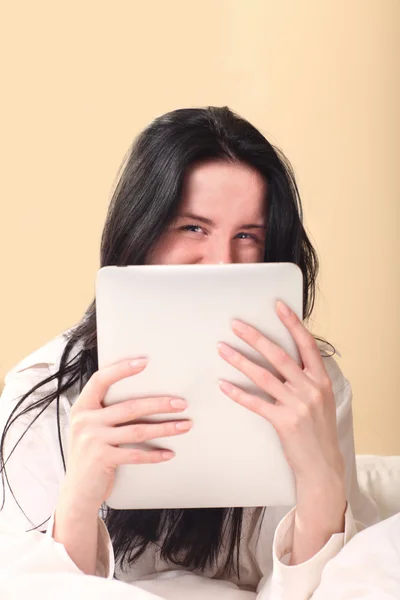 Pretty Woman bruker ny teknologi til å lese – stockfoto