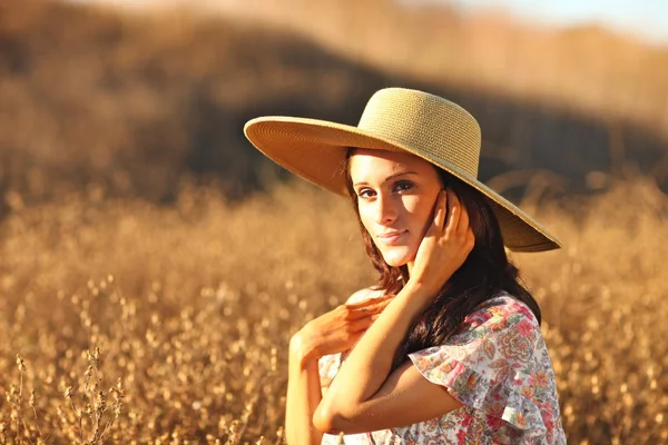 Mladá krásná žena na hřišti v letním období — Stock fotografie