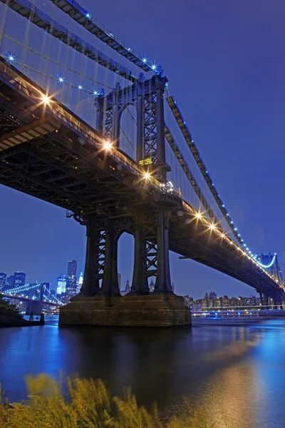Brooklyn Bridge y Manhattan Skyline por la noche NYC — Foto de Stock
