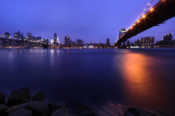 Brooklyn bridge en manhattan skyline in de nacht nyc — Stockfoto