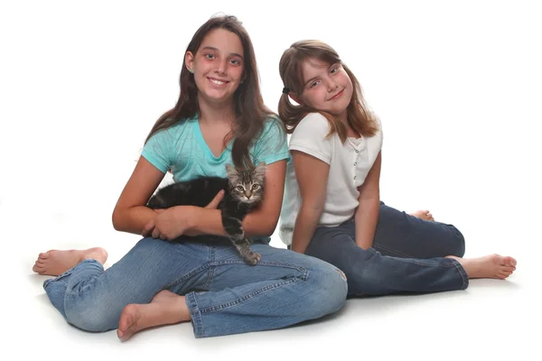 Deux sœurs tenant leur jeune chaton — Photo