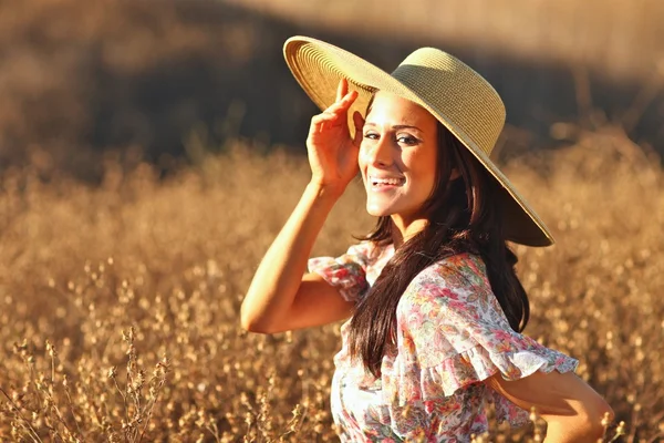 Giovane bella donna su un campo in estate — Foto Stock