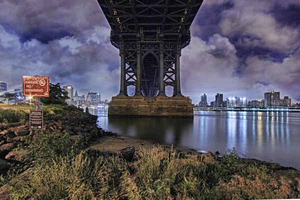 Brooklyn Bridge e Manhattan Skyline à noite NYC — Fotografia de Stock