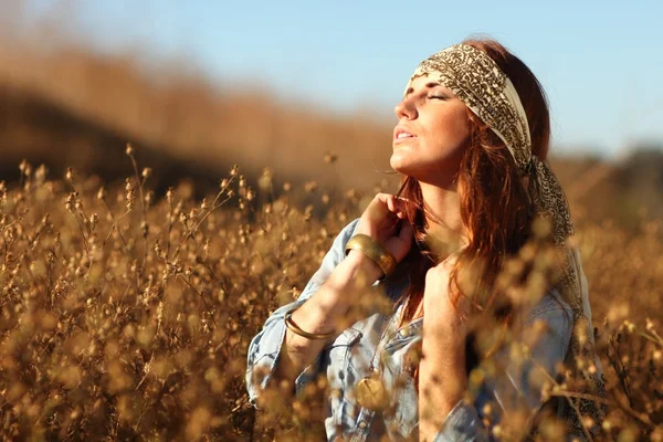 Beautiful Woman on a Field in Summertime — Stock Photo, Image