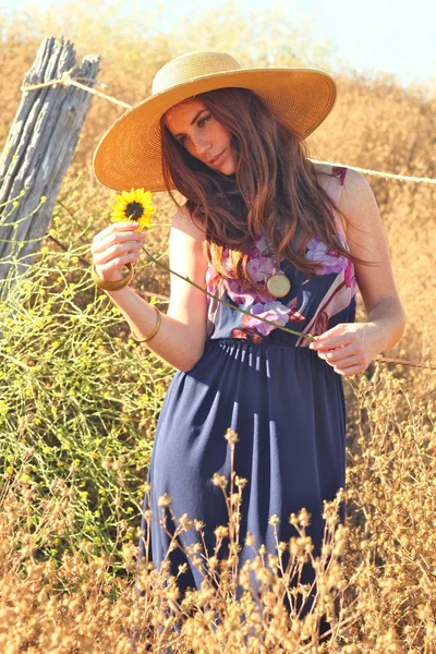 Joven hermosa mujer en un campo en la hora de verano — Foto de Stock