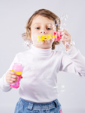 Beyaz arka planda küçük bir kız