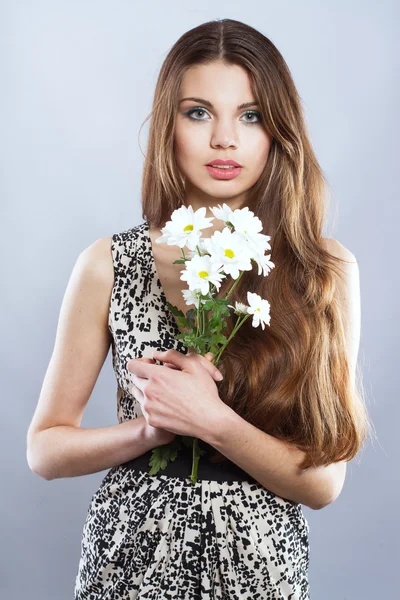 Senhora bonita com buquê de flores — Fotografia de Stock