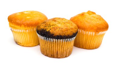 Üç muffins beyaz izole