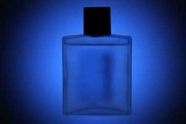 parfüm şişesi üzerinde mavi arka plan