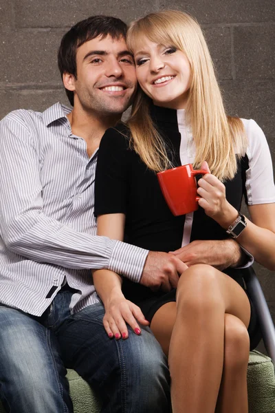 Joven pareja alegre —  Fotos de Stock