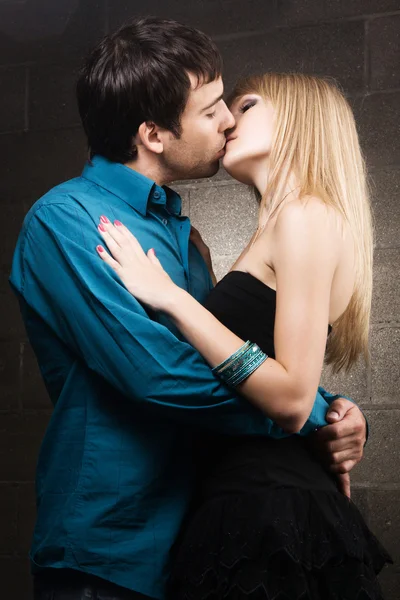 Jovem casal romântico está beijando — Fotografia de Stock