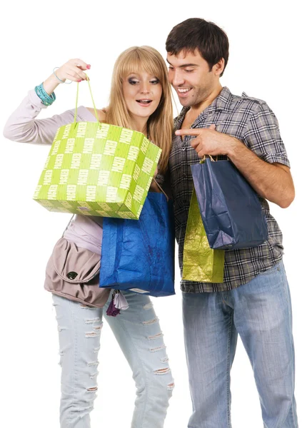 Mooie jonge paar met shopping tassen — Stockfoto
