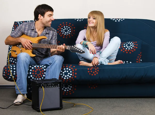 Genç bir çift ile bir müzik dinlenme — Stok fotoğraf
