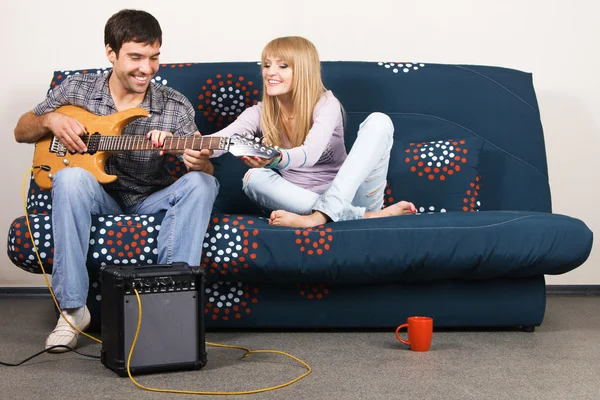 Learning the guitar — Stock Photo, Image