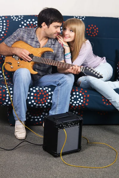 Romantický pár s elektrická kytara — Stock fotografie