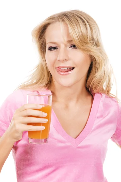 Menina encantadora desfrutando com um suco fresco — Fotografia de Stock