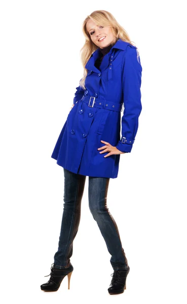Hübsche Frau im blauen Mantel — Stockfoto