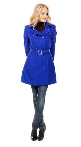 Hezká žena v modrém kabátě — Stock fotografie