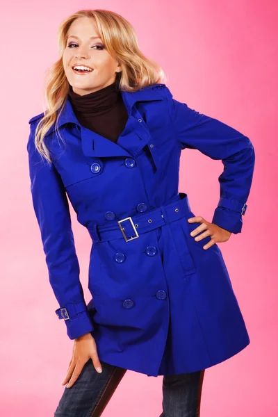 Όμορφη γυναίκα σε ένα μπλε παλτό — Φωτογραφία Αρχείου