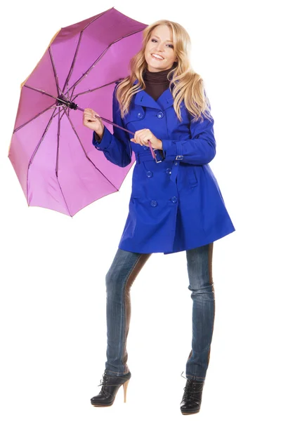 Krásná žena v modrém kabátě s deštníkem — Stock fotografie