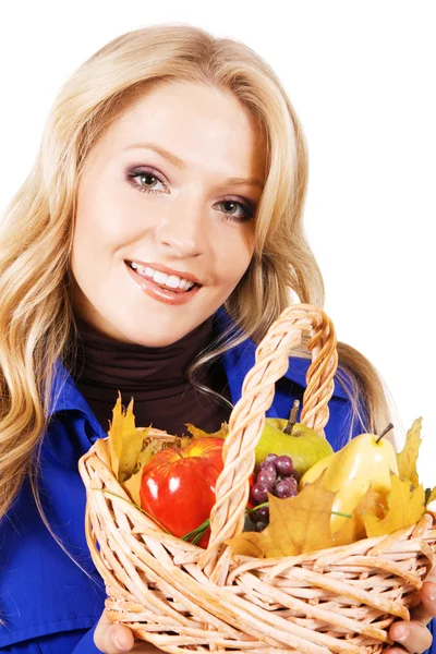 Schöne Frau mit einem Korb voller reifer Früchte — Stockfoto