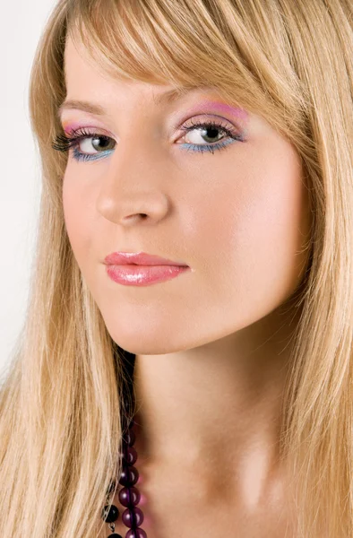 Jonge mooie vrouw met lichte make-up — Stockfoto