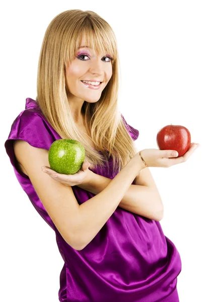 Νεαρή όμορφη γυναίκα, κρατώντας δύο μήλα — Φωτογραφία Αρχείου
