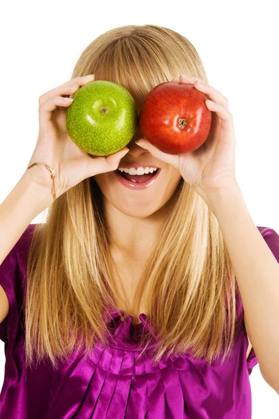 面白い女の子の持株の 2 つのリンゴ — ストック写真