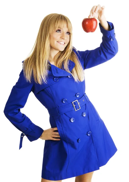 Κορίτσι σε μπλε παλτό κρατώντας ένα μήλο — Φωτογραφία Αρχείου