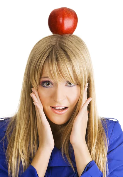 Śmieszne młoda kobieta z jabłkiem na głowie — Zdjęcie stockowe